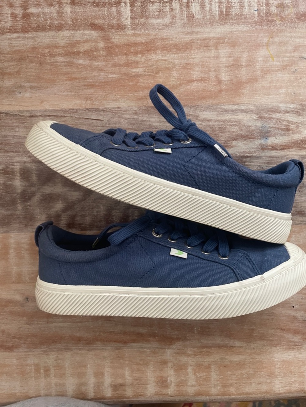 Cariuma Oca Low Sneakers View 2